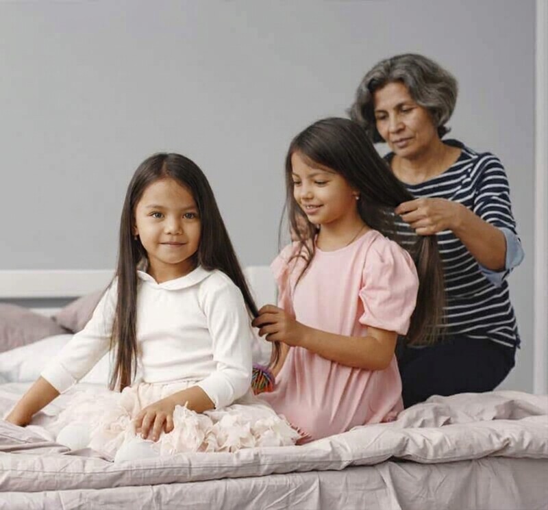 Mak Cik Salmah bersama cucu