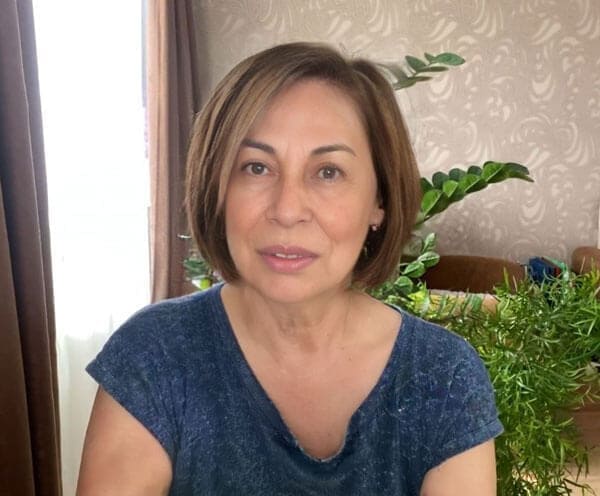 Mujer sufriendo de dolor de rodilla al levantarse