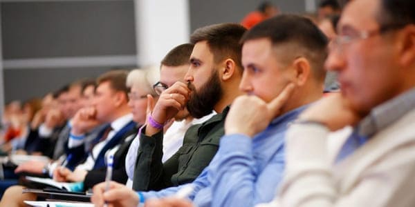 Algunos académicos criticando el descubrimiento